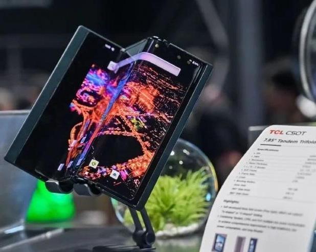 TCL представила функциональную модель тройного складного телефона