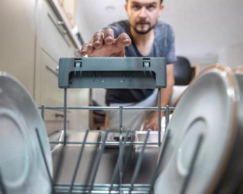 Почему посудомоечная машина не сушит посуду: распространенные причины